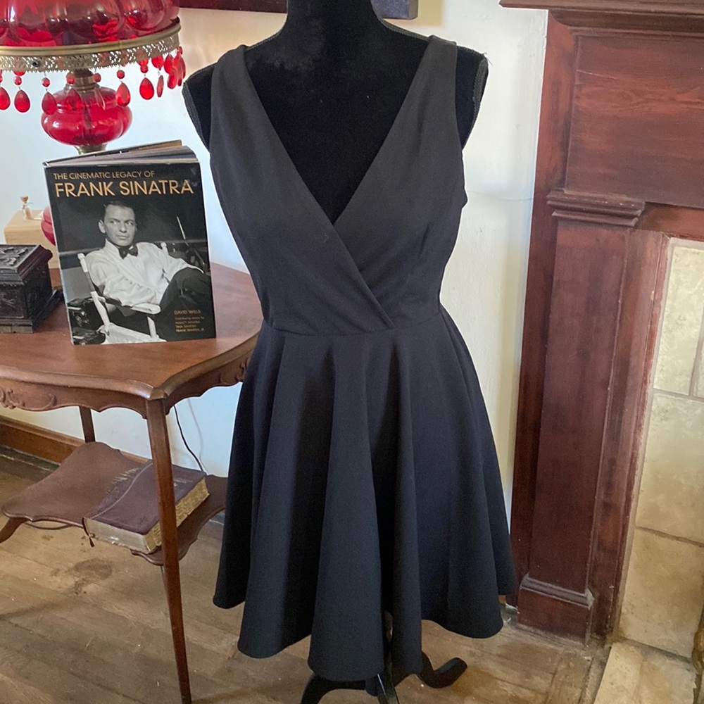 🦊Lulus darling halter dress. Lined in bottom half.